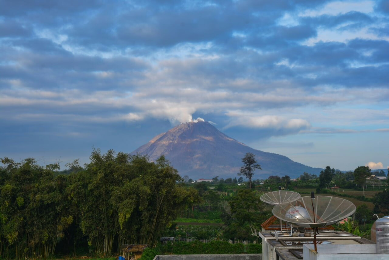 Agung Looks Active in New Videos, Yet No Eruption Alert Issued