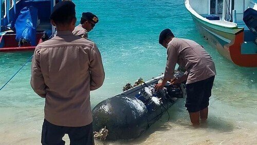 Unidentified Object Near Gili T with Chinese Markings
