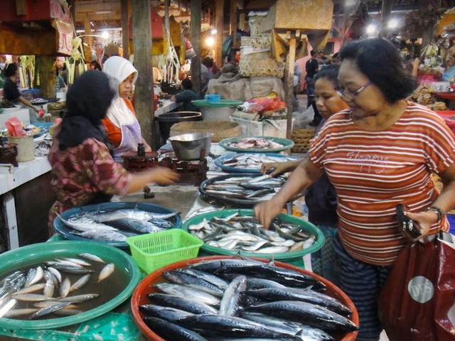 Food markets and shops in Kuta and Legian.