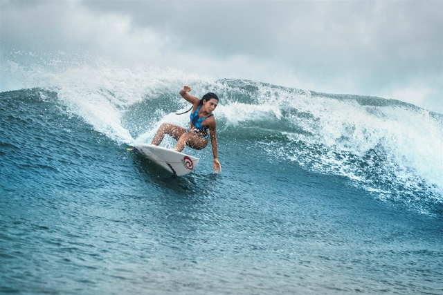 How to care for your hair after surfing? Tips from experienced surfers.