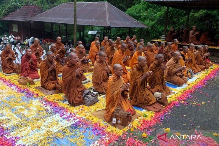50 Buddhist Monks Begin Pilgrimage from Bali to Borobudur