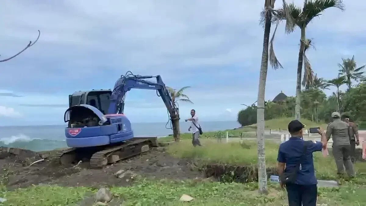 Authorities Remove Illegal Café Build Near Seseh Beach