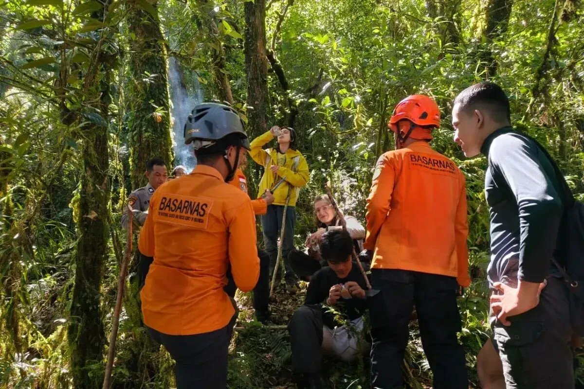 Lost Hikers Safely Rescued from Mount Batukaru