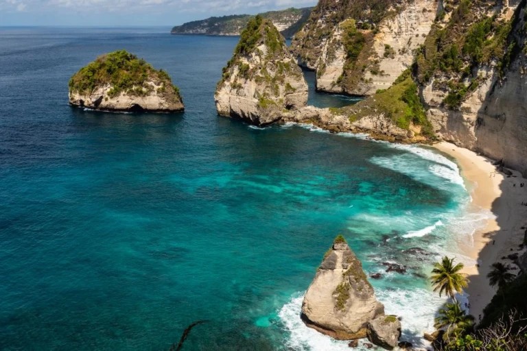A man fell from the Diamond Beach cliff on Nusa Penida and died