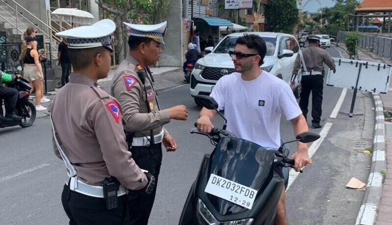 Bali to Deport Foreigners Over Helmet Violations