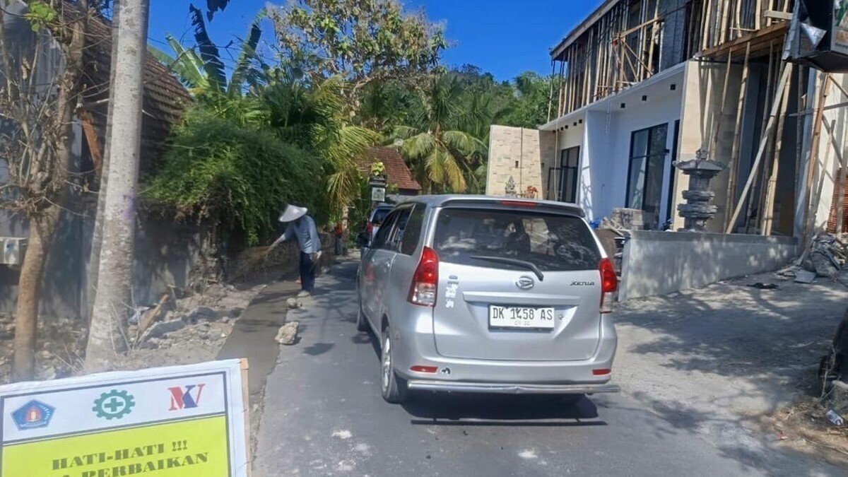 Roadworks Underway Near Kelingking and Crystal Bay