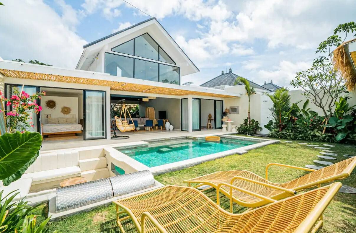 Villa with a large pool and garden Canggu 3 bedrooms