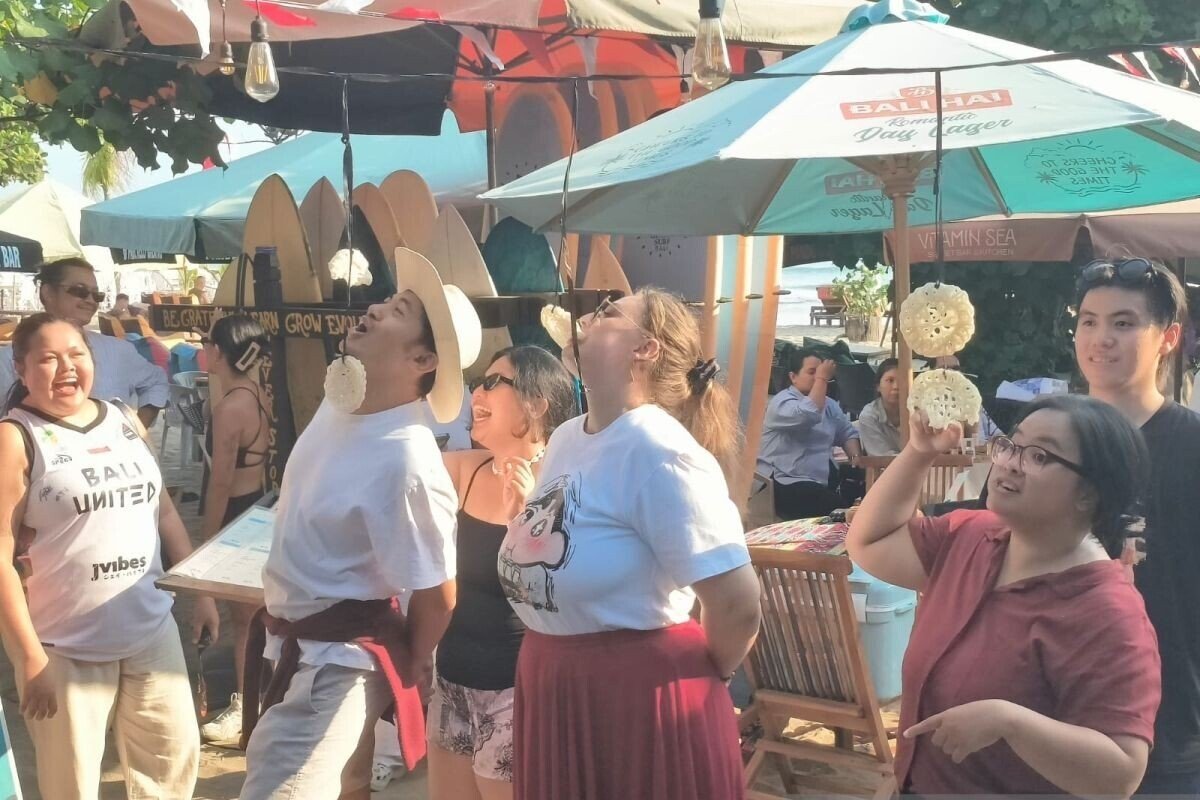 Bali Tourists Join the Independence Day Celebrations