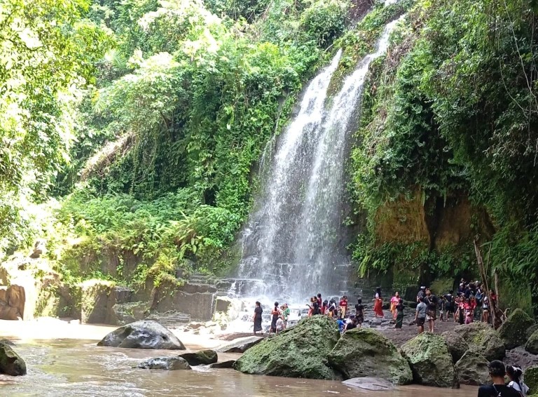 Near Ubud, continued the trail to the hidden Temesi waterfall