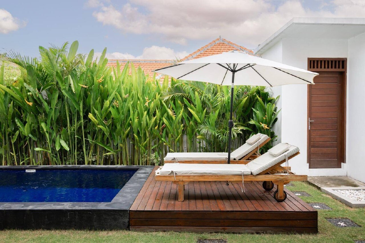 Villa with a pool and enclosed living room Pererenan 2 bedrooms
