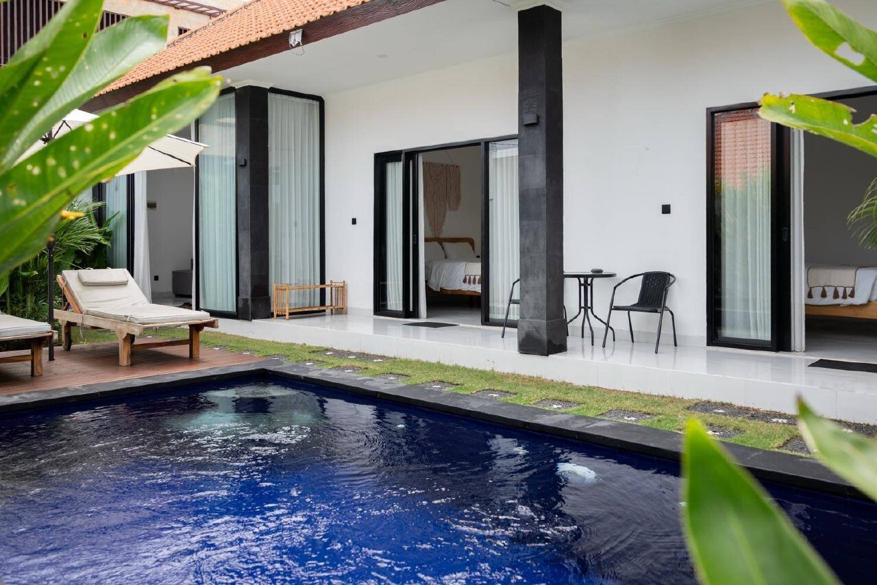 Villa with a pool and enclosed living room Pererenan 2 bedrooms