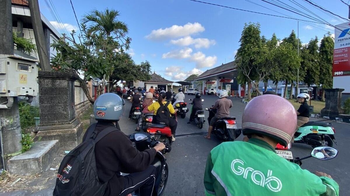 Long Queues for Pertalite Hit Petrol Stations Across South Bali