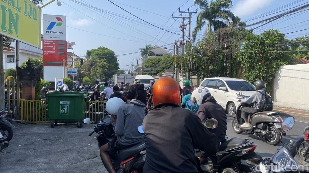 Bali Petrol Stations Still Packed Despite New Fuel Supplies