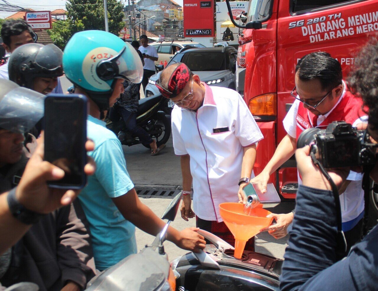 Denpasar Petrol Stations Use Jerry Cans to Speed Up Refuelling