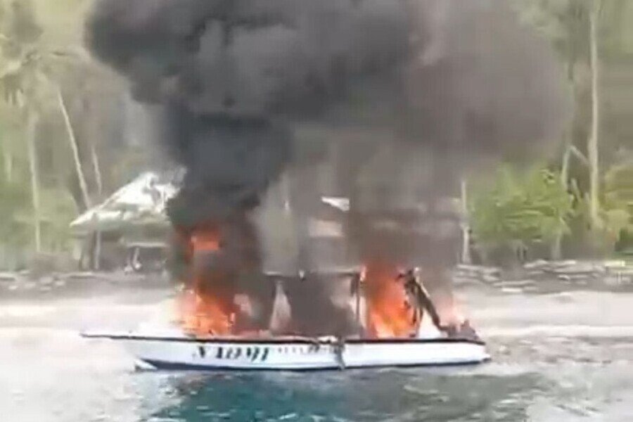 Tourists Escape Burning Boat Near Nusa Penida