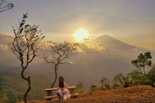 "Lahangan Sweet" viewpoint overlooking Mount Agung in the hills of Lempuyang