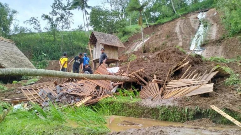 Two Foreigners Died in Bali Landslide