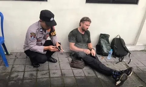 A Foreign Woman Fell from 16 Meters While Climbing Agung