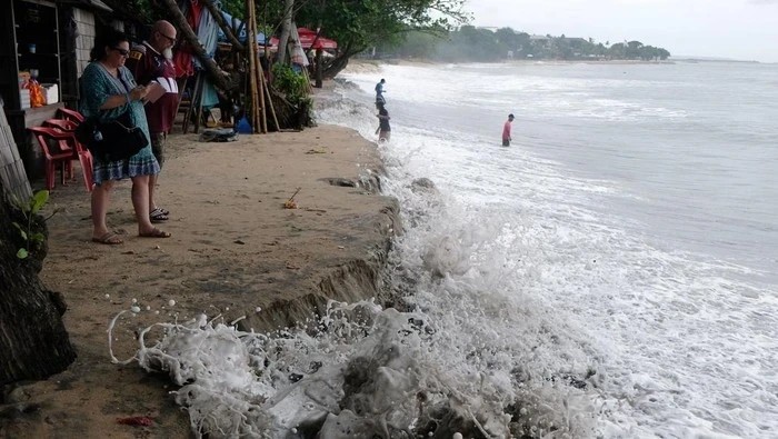 Bali Authorities Issue High Tide Warning!