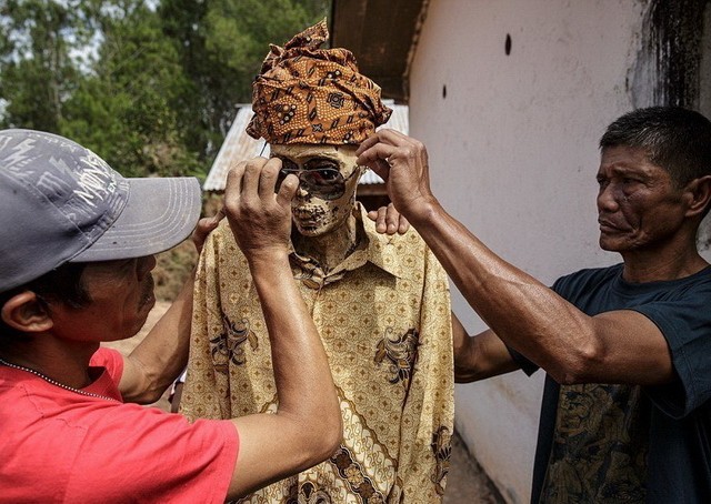 The Dead of Sulawesi: The World’s Most Unconventional Funeral Traditions