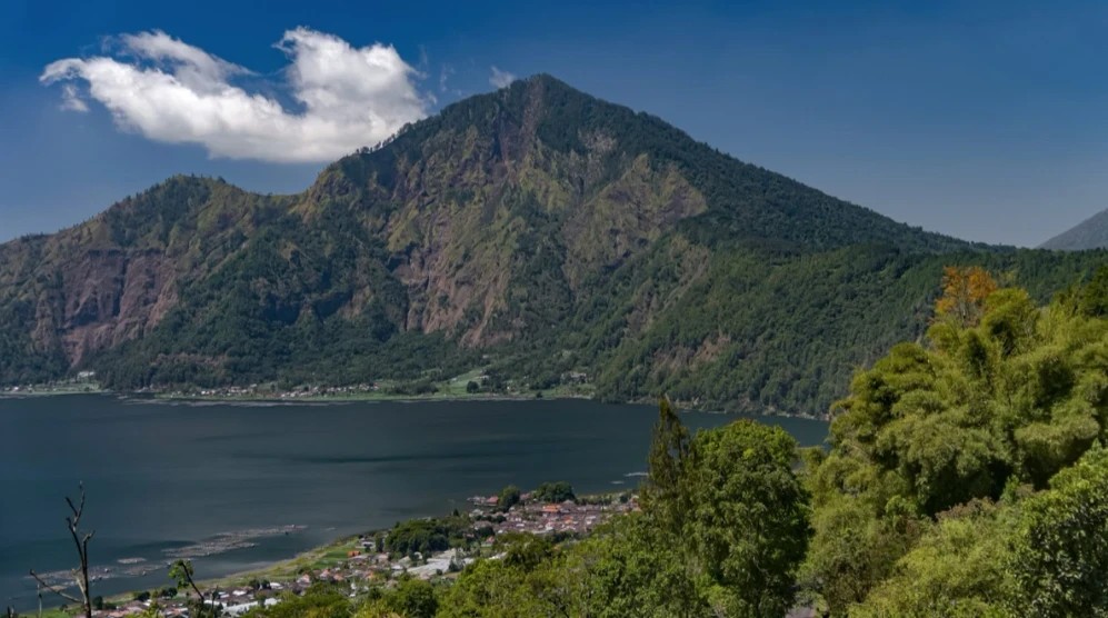 Crisis at Lake Batur: Indonesian Authorities Launch Large-Scale Clean-Up Initiative