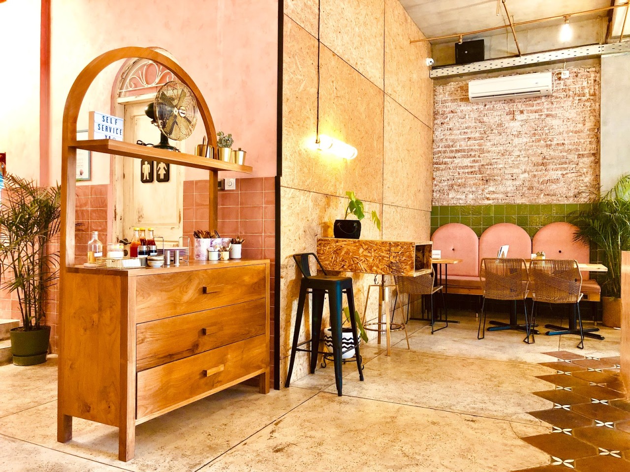 Dear Lucy Cafe