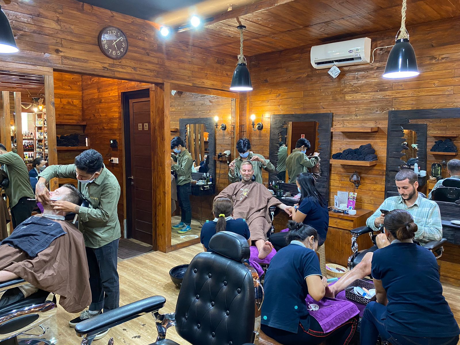 CROWN Gentleman Barbershop Petitenget