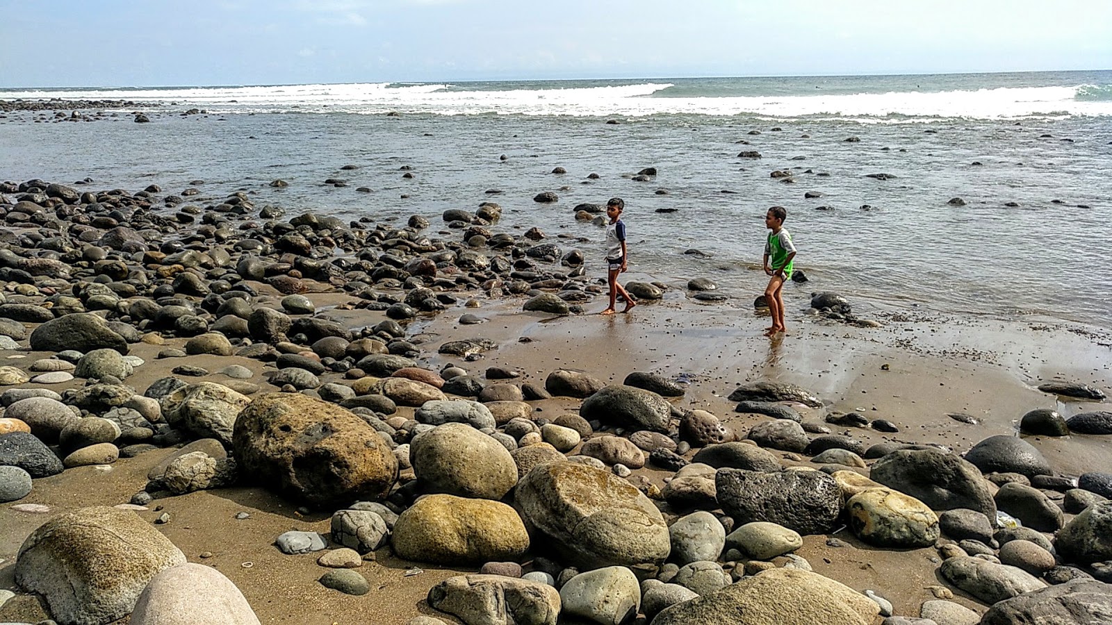 Surfing Medewi Beach 98069