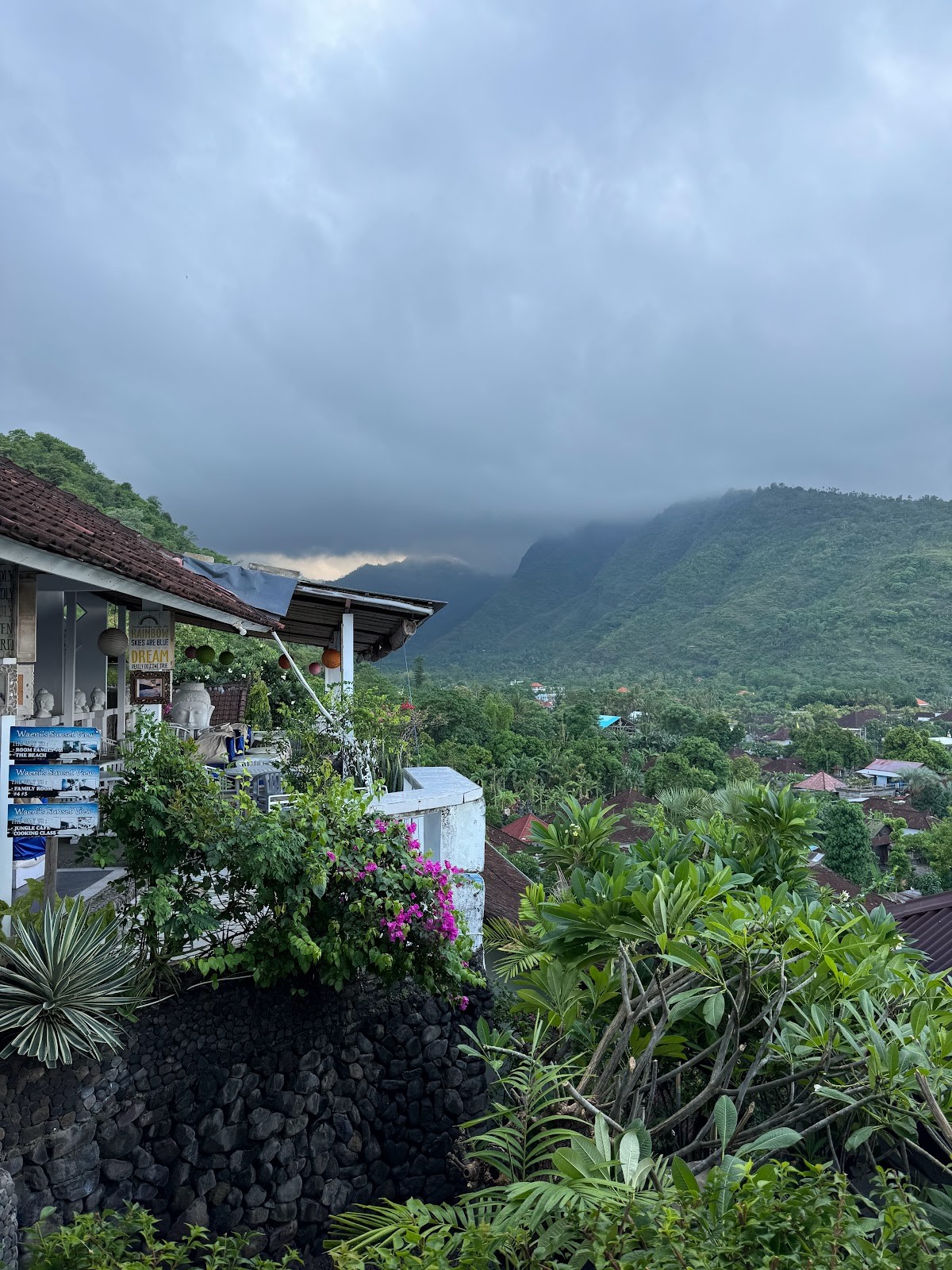 Waeni's Sunset View Bar & Restaurant