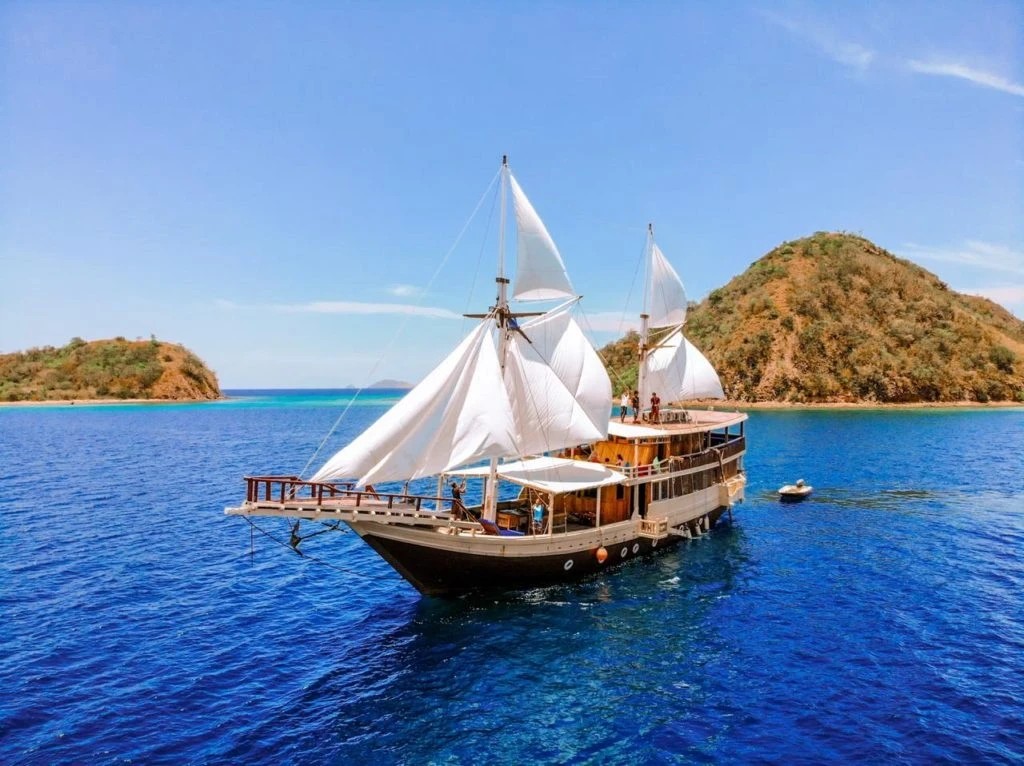 Tourist Ship Sinks in Komodo National Park!