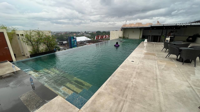 SKY 8 - Rooftop Pool