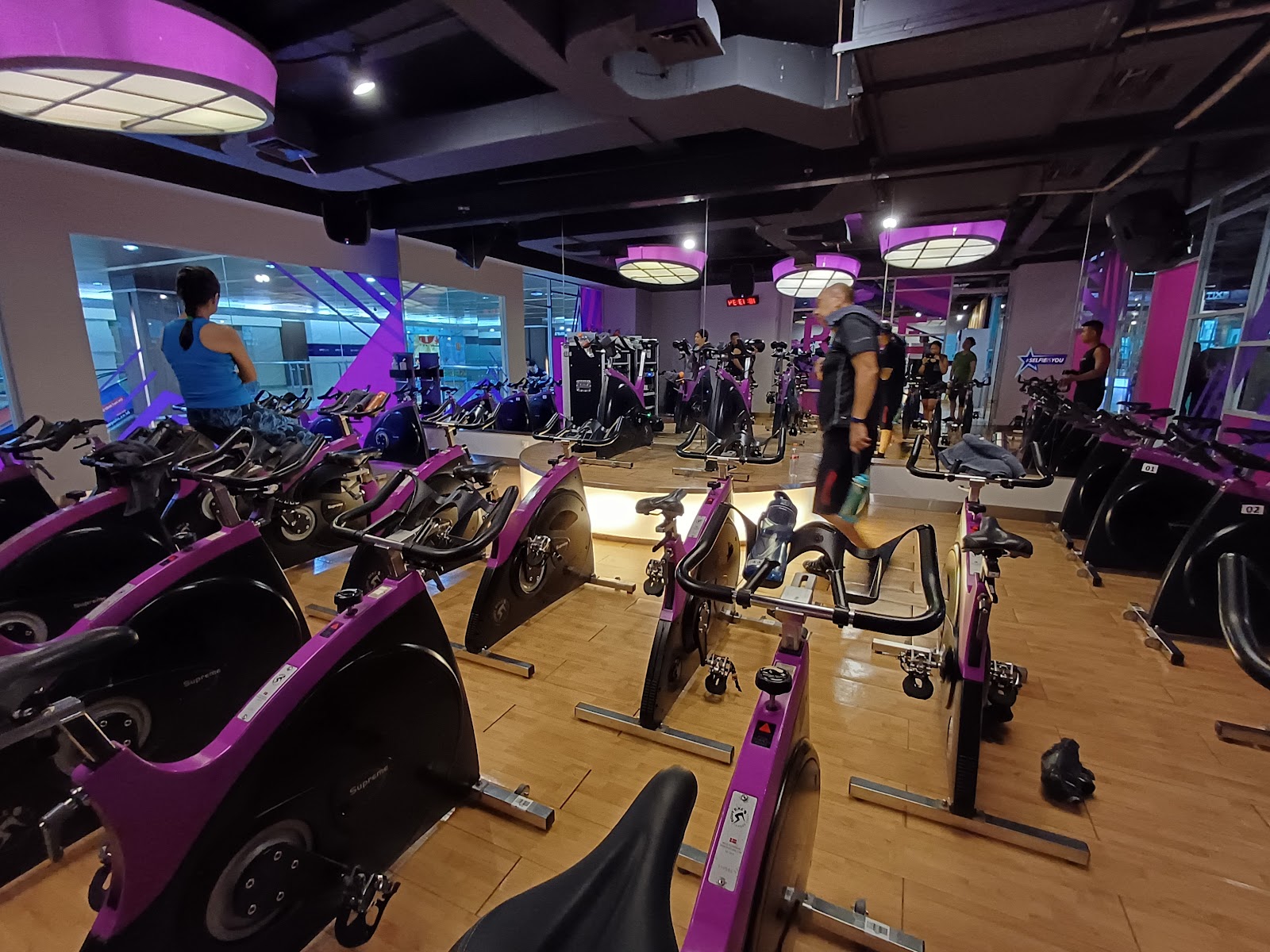 Gym Celebrity Fitness Lippo Plaza Bali 104790