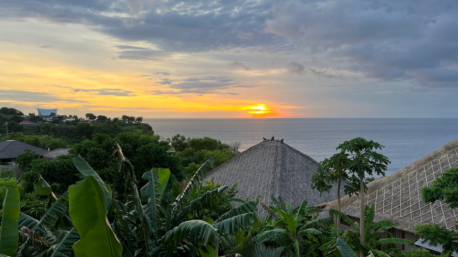 Swimming pool Mana Uluwatu Restaurant & Bar 100104