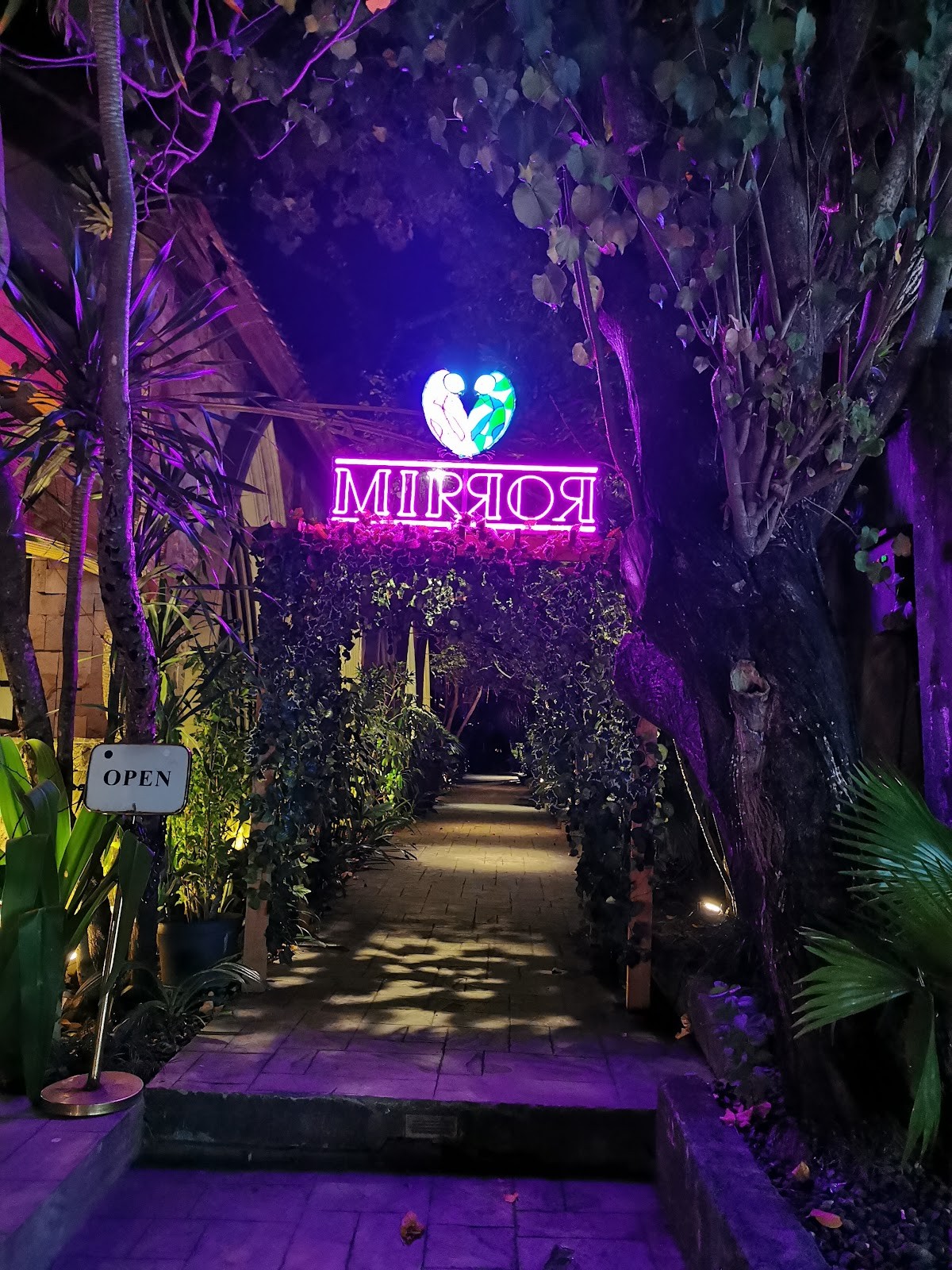 Mirror Lounge & Club