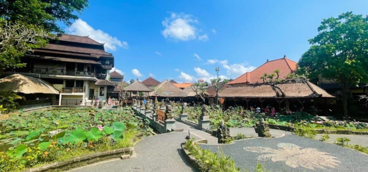 A trail through the rice paddies on Cajeng Street