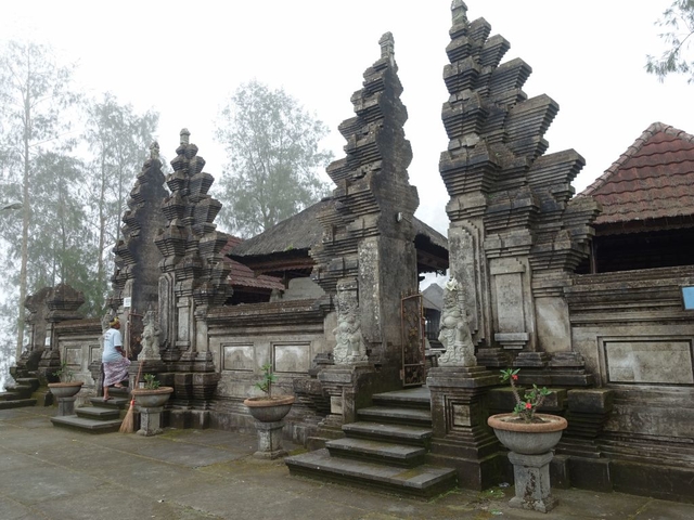 Pura Puncak Penulisan Temple