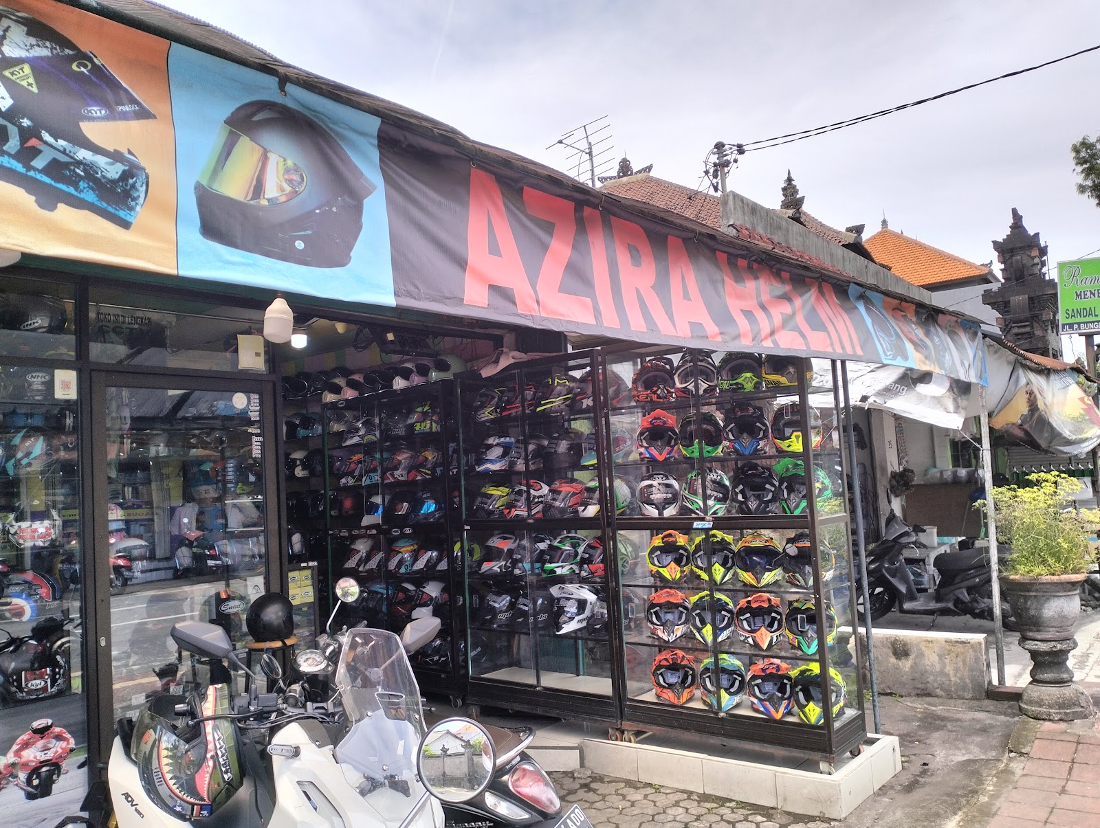 Shop Azira Helm 63358