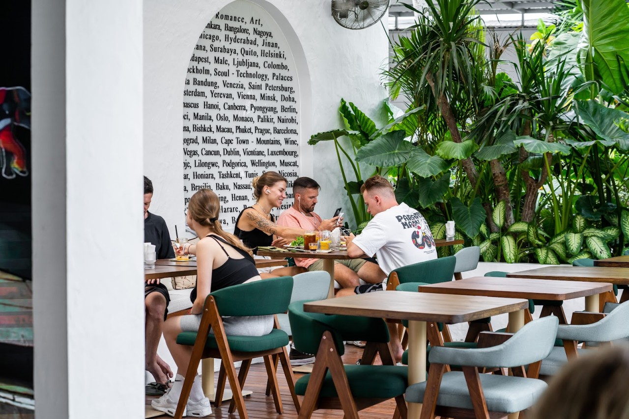 12 Urban Cafe (Canggu): Brunch, Dinner & Movie Night Vibes
