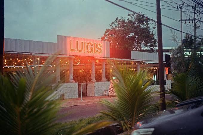 Restaurant Luigi's Hot Pizza 99991