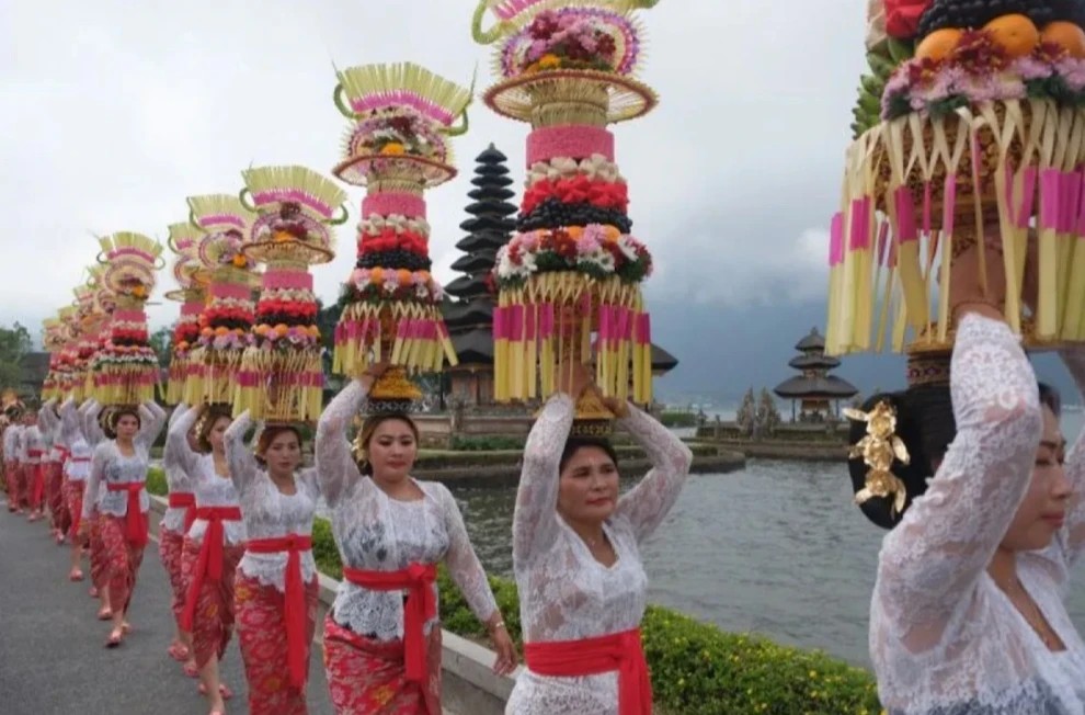 Lake Beratan's Cultural Festival Blooms with Vibrant Parades!