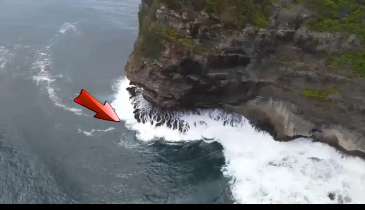 Uluwatu Temple Cliff: Cracks Reveal Hidden Dangers Below