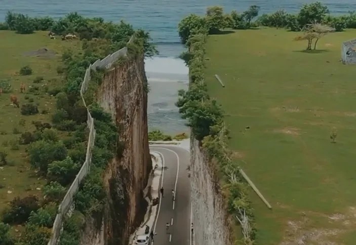 Canyon Access to Tanah Barak Beach Now Closed to Private Vehicles!