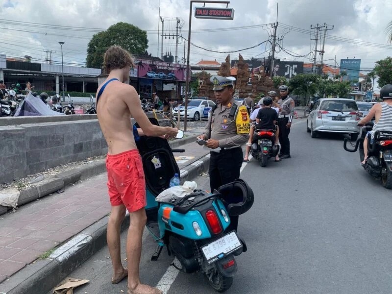 Bali Ramps Up Action on Helmetless Riding in Canggu