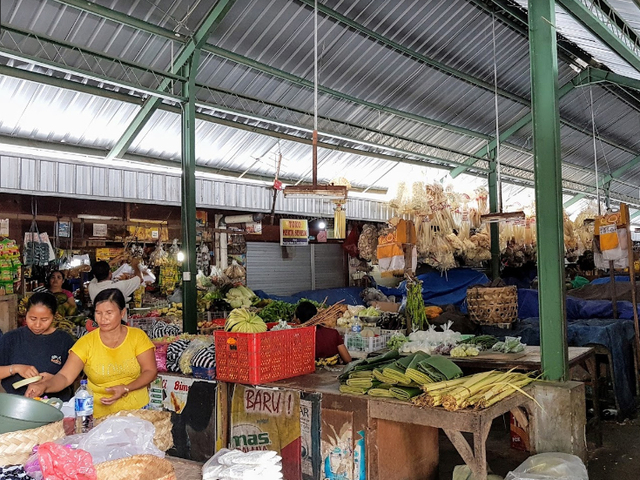 Food markets and stores in Seminyak. Where to buy fruits in Seminyak?