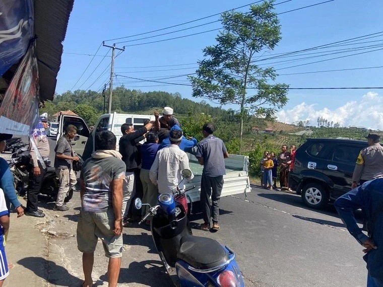 Truck Slams Into Foreigner Standing on the Roadside in Kintamani!