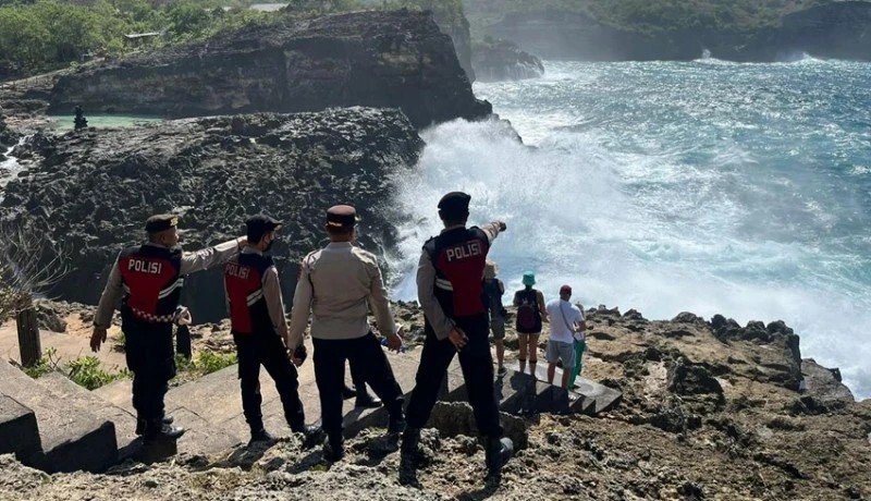 Two Tourists were Swept Away by Large Waves in Bali