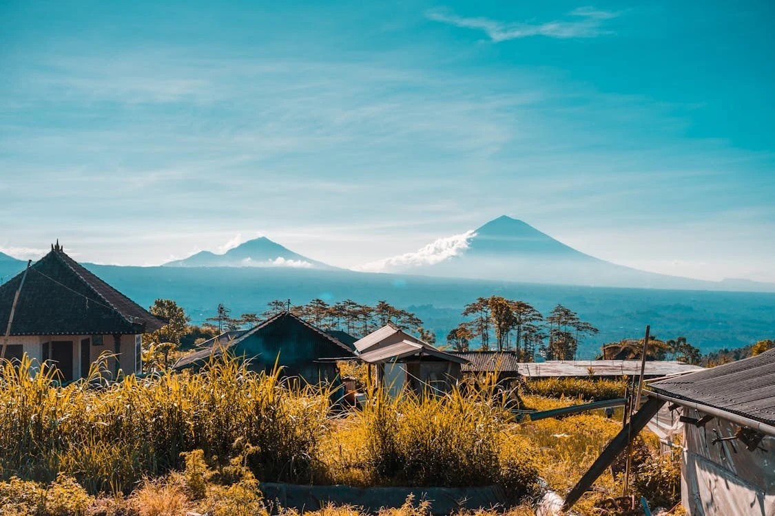 Tourists Hiked Mount Agung Despite the Fire and Religious Restrictions