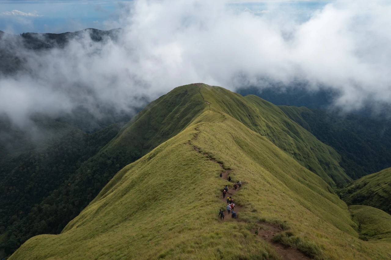 Foreigner Survives Miraculous 200-Meter Fall on Mount Rinjani