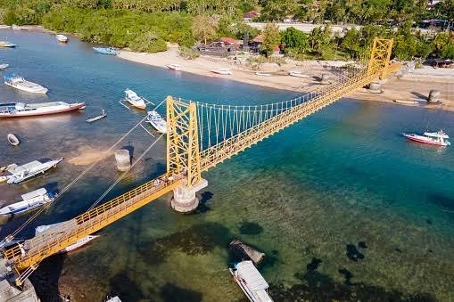 Foreigner on a Motorbike Plunges Off 10-Meter Bridge in Lembongan!