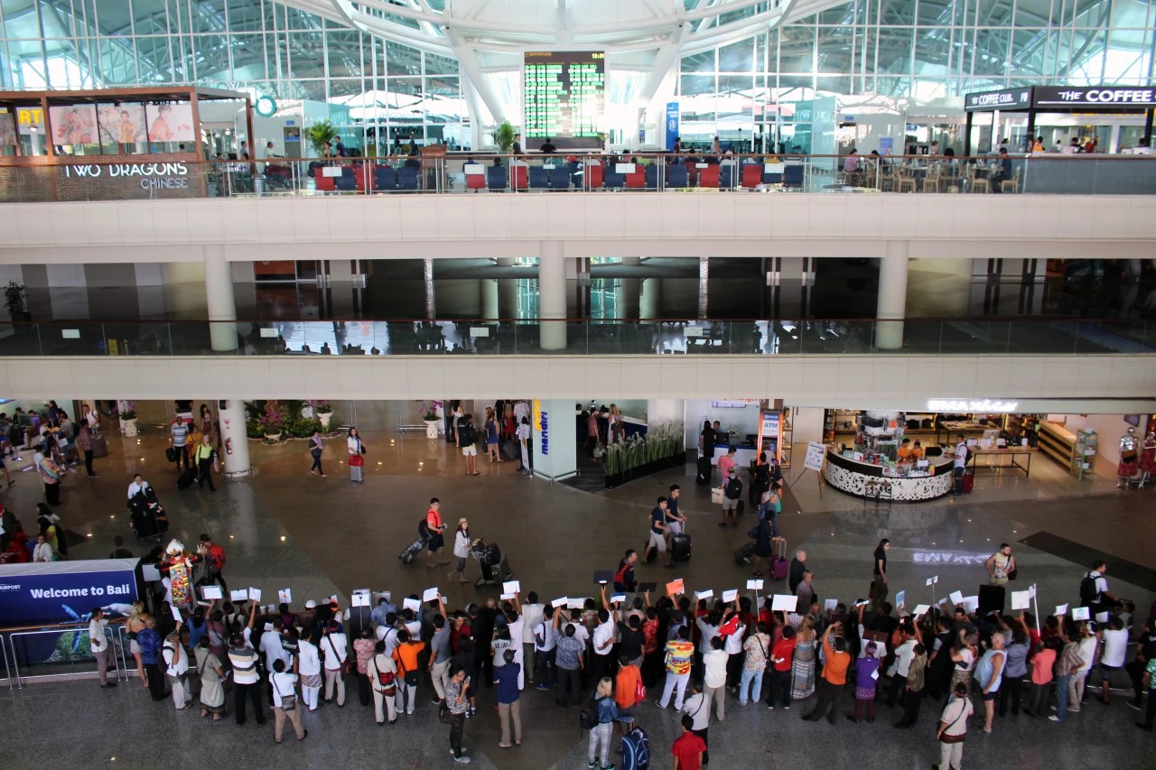 Clash at Bali Airport: Security vs. Taxi Drivers!